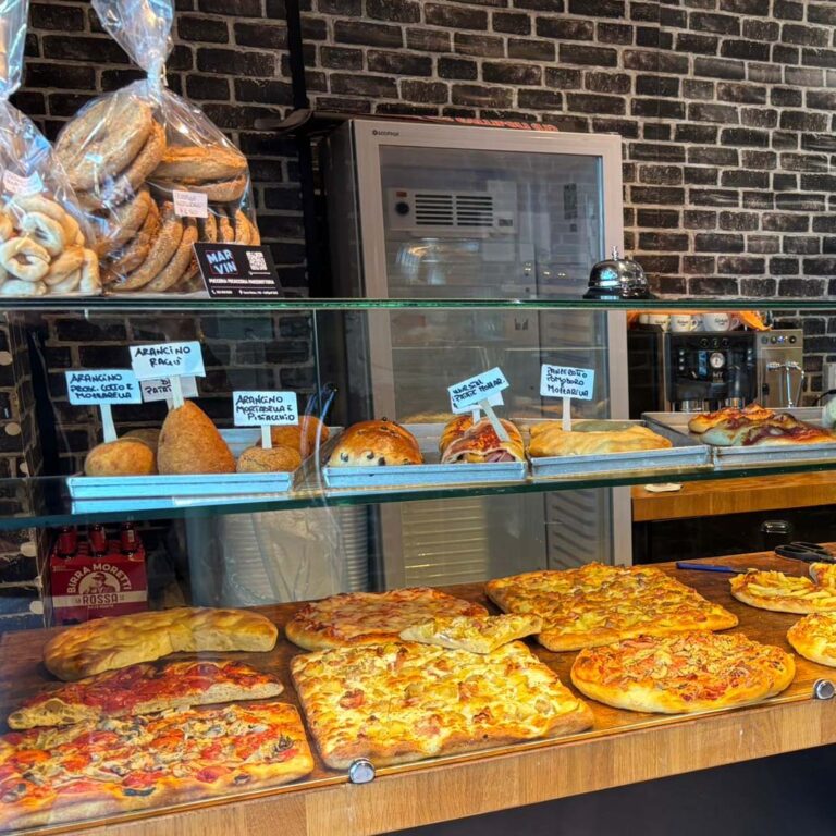 Focacceria, panzerotteria, prodotti da forno Marvin Gallipoli, vetrina di focacce arancini di riso frise e prodotti da forno